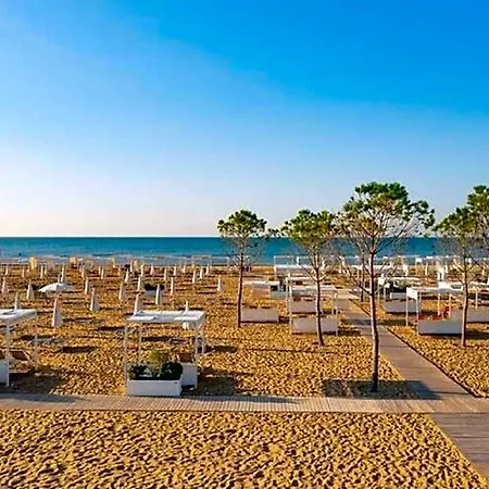 Spacious Flat With Pool View In 3* Bibione
